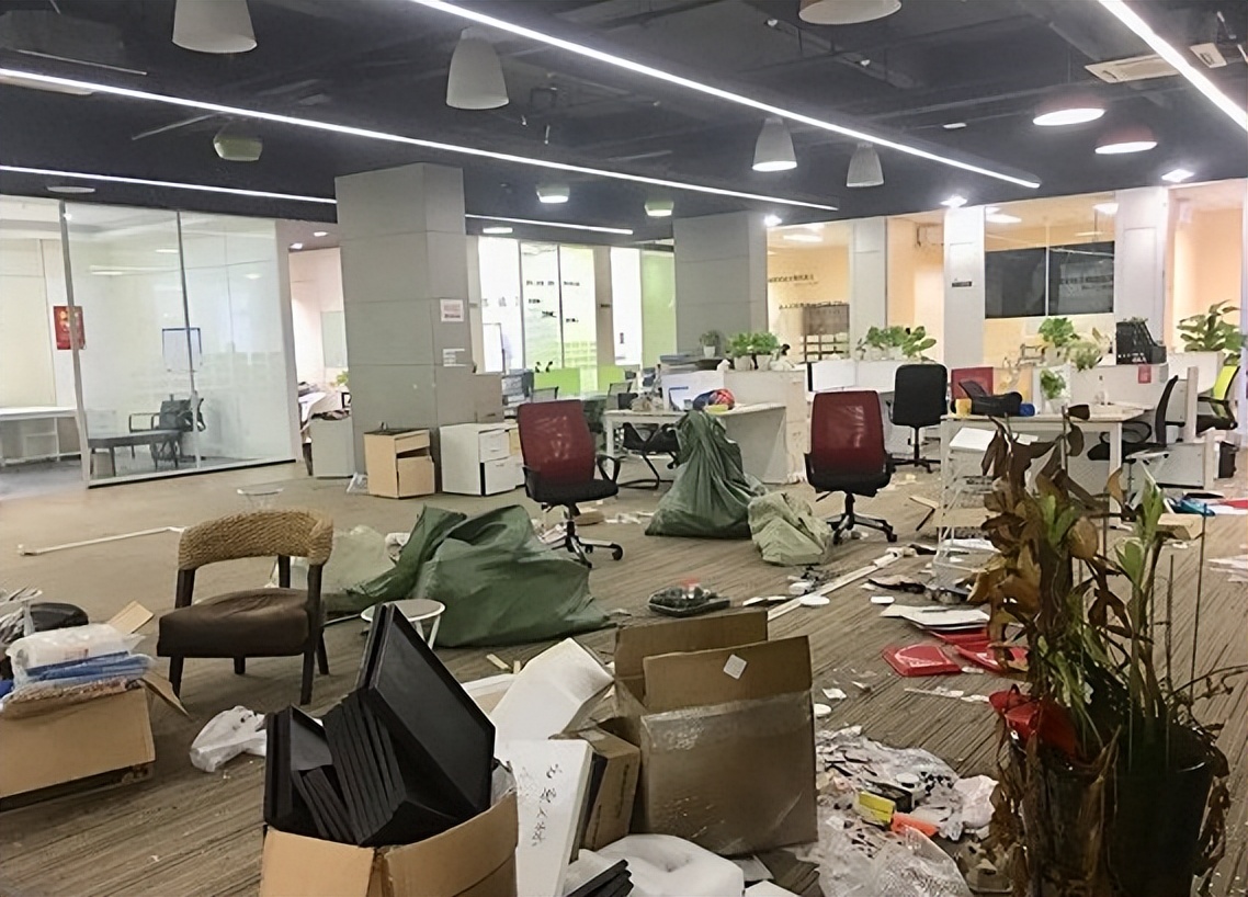 2024年深圳破產(chǎn)倒閉工廠盤點(diǎn) 科技與服務(wù)業(yè)寒冬下的雙重挑戰(zhàn)